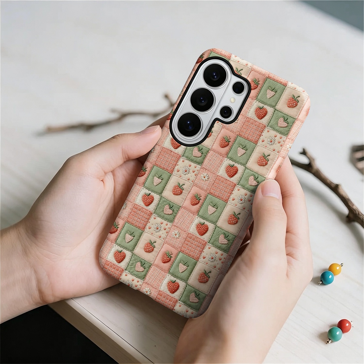 刺繍入りいちご柄のパッチワークデザイン、2層構造の2-in- - Samsung Galaxy S24 のレビューと価格
